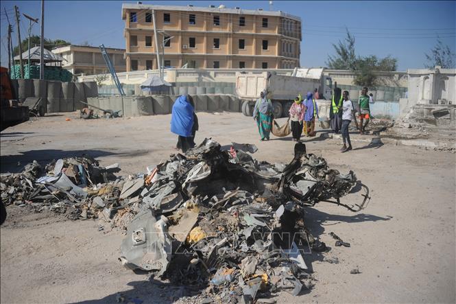 Trong ảnh: Hiện trường vụ đánh bom xe nhằm vào tòa nhà Chính phủ ở Mogadishu, Somalia, ngày 23/3/2019. Ảnh: AFP/ TTXVN