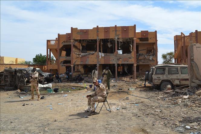 Trong ảnh (tư liệu): Binh sĩ Mali gác tại hiện trường một vụ tấn công ở Gao ngày 13/11/2018. Ảnh: AFP/ TTXVN