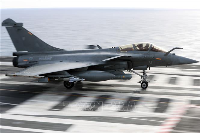 Trong ảnh (tư liệu): Máy bay chiến đấu Rafale của Pháp hạ cánh trên tàu sân bay Charles de Gaulle ở Địa Trung Hải, ngày 7/2/2019. Ảnh: AFP/ TTXVN