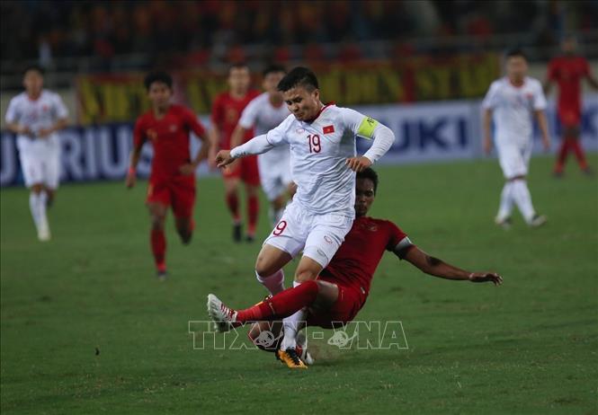Trong ảnh: Quang Hải (số 19) nỗ lực đi bóng trong sự truy cản quyết liệt của hậu vệ U23 Indonesia. Ảnh: Trọng Đạt - TTXVN