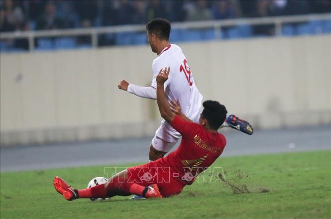 Trong ảnh: Hà Đức Chinh (số 18) nỗ lực vượt qua sự truy cản của hậu vệ U23 Indonesia. Trận này Đức Chinh rất nỗ lực nhưng không thể chuyển hóa cơ hội thành bàn thắng. Ảnh: Trọng Đạt - TTXVN