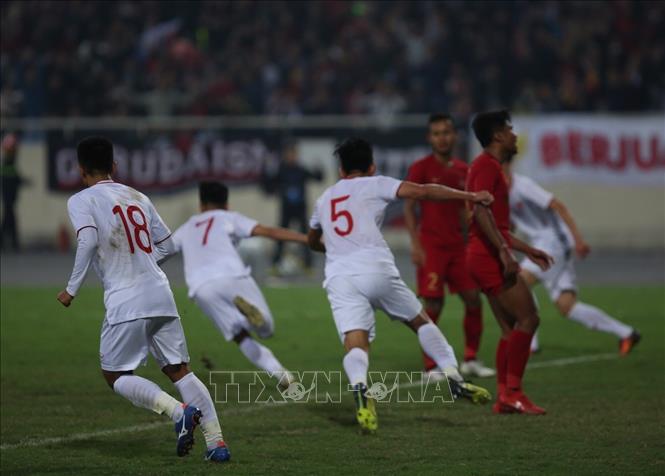 Trong ảnh: Bàn thắng ở những giây bù giờ cuối cùng của trận đấu với pha đánh đầu của tiền vệ Triệu Việt Hưng (số 7) đã ấn định chiến thắng 1 - 0 nghẹt thở và đầy nhọc nhằn của U23 Việt Nam. Ảnh: Trọng Đạt - TTXVN