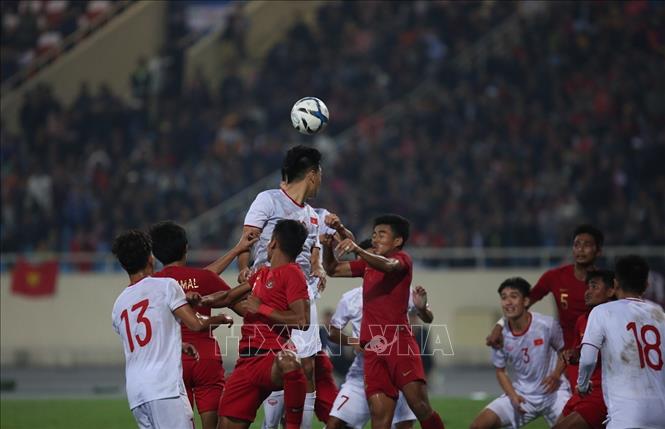 Trong ảnh: Bàn thắng ở những giây bù giờ cuối cùng của trận đấu với pha đánh đầu của tiền vệ Triệu Việt Hưng (số 7) đã ấn định chiến thắng 1 - 0 nghẹt thở và đầy nhọc nhằn của U23 Việt Nam. Ảnh: Trọng Đạt - TTXVN