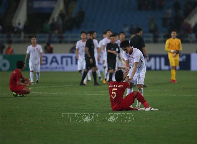 Trong ảnh: Một hành động đẹp của cầu thủ U23 Việt Nam ở cuối trận đấu. Ảnh: Trọng Đạt - TTXVN