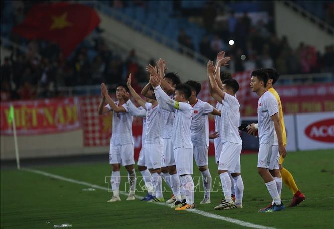 Trong ảnh: Các cầu thủ đội tuyển U23 Việt Nam chia vui với người hâm mộ sau trận đấu. Ảnh: Trọng Đạt - TTXVN