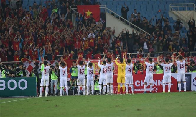 Trong ảnh: Các cầu thủ đội tuyển U23 Việt Nam chia vui với người hâm mộ sau trận đấu. Ảnh: Trọng Đạt - TTXVN
