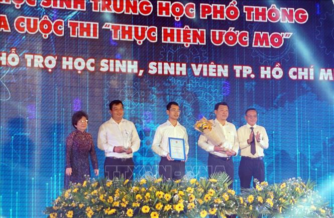 Trong ảnh: Trung tâm Hỗ trợ học sinh, sinh viên Thành phố Hồ Chí Minh nhận giải thưởng Hồ Hảo Hớn năm 2019. Ảnh: Thu Hoài - TTXVN