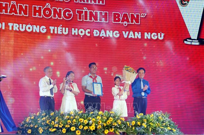 Trong ảnh: Liên đội Trường Tiểu học Đặng Văn Ngữ (quận Phú Nhuận) nhận giải thưởng Hồ Hảo Hớn năm 2019. Ảnh: Thu Hoài - TTXVN