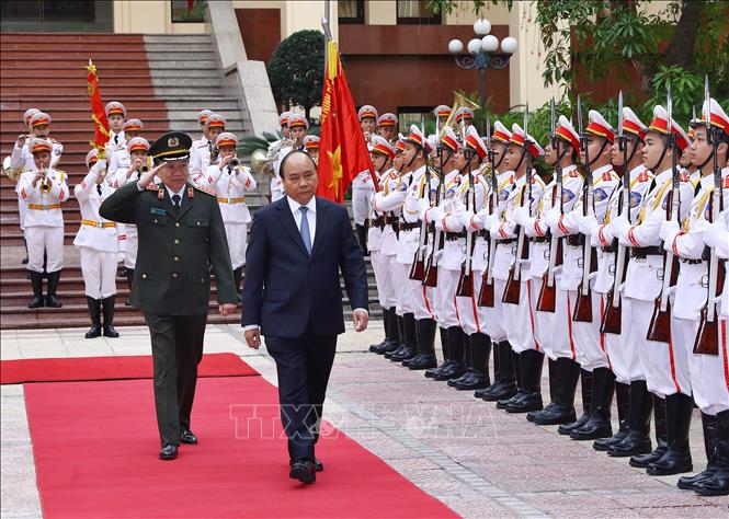 Trong ảnh: Thủ tướng Nguyễn Xuân Phúc duyệt đội danh dự Công an nhân dân. Ảnh: Thống Nhất – TTXVN
