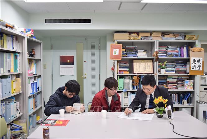 Trong ảnh: Hai du học sinh Việt Nam đang du học tại Đại học Aomori. Ảnh: Nguyễn Tuyến - PV TTXVN tại Nhật Bản
