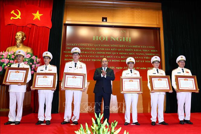 Trong ảnh: Thủ tướng Nguyễn Xuân Phúc trao danh hiệu Chiến sỹ thi đua toàn quốc cho các cá nhân của Bộ Công an đạt thành tích xuất sắc trong công tác. Ảnh: Thống Nhất – TTXVN