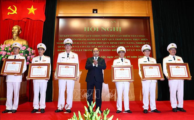 Trong ảnh: Thủ tướng Nguyễn Xuân Phúc trao danh hiệu Chiến sỹ thi đua toàn quốc năm 2018 cho các cá nhân của Bộ Công an đạt thành tích xuất sắc trong công tác. Ảnh: Thống Nhất – TTXVN
