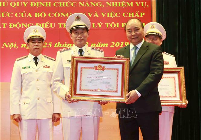 Trong ảnh: Thủ tướng Nguyễn Xuân Phúc trao danh hiệu Chiến sỹ thi đua toàn quốc năm 2018 cho các cá nhân của Bộ Công an đạt thành tích xuất sắc trong công tác. Ảnh: Doãn Tấn – TTXVN