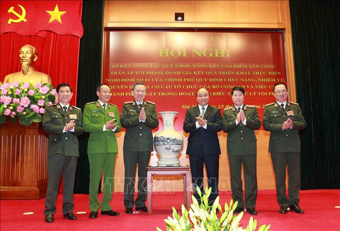 Trong ảnh: Thủ tướng Nguyễn Xuân Phúc tặng quà lưu niệm cho Bộ Công an. Ảnh: Doãn Tấn – TTXVN