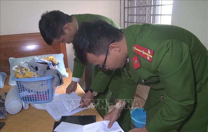 Trong ảnh: Khám xét tụ điểm của trùm giang hồ Nguyễn Anh Tuấn. Ảnh: Trịnh Duy Hưng-TTXVN