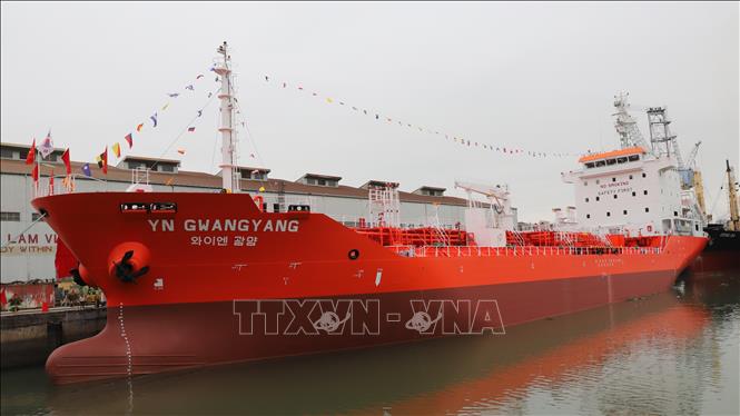 Photo: The tanker at the delivery ceremony. VNA Photo: Tuấn Phan