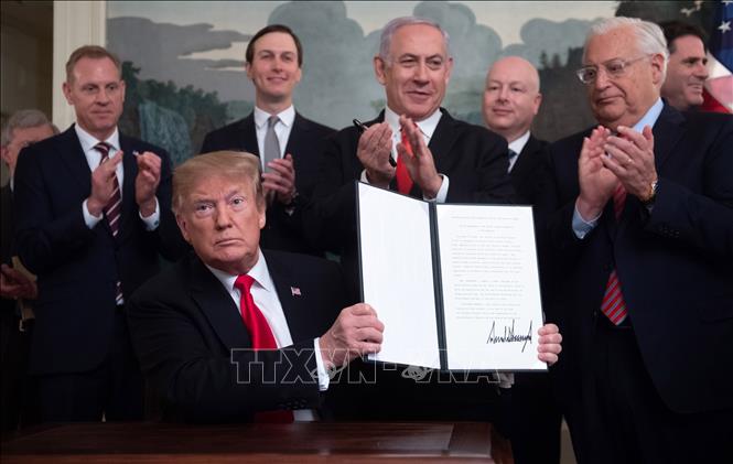 Trong ảnh: Tổng thống Mỹ Donald Trump (trái, phía trước) ký sắc lệnh chính thức công nhận chủ quyền của Israel đối với Cao nguyên Golan trong cuộc gặp Thủ tướng Israel Benjamin Netanyahu (giữa) tại Nhà Trắng ngày 25/3/2019. Ảnh: AFP/TTXVN