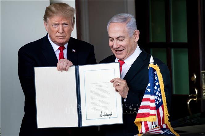 Trong ảnh: Tổng thống Mỹ Donald Trump (trái) trao sắc lệnh chính thức công nhận chủ quyền của Israel đối với Cao nguyên Golan trong cuộc gặp Thủ tướng Israel Benjamin Netanyahu (phải) tại Nhà Trắng ngày 25/3/2019. Ảnh: AFP/TTXVN