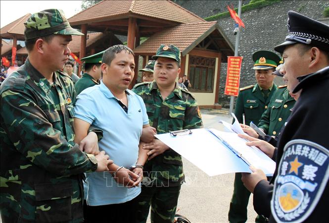 Trong ảnh: Đối tượng bị truy nã Lương Quý Xuân được trao trả cho phía Công an Trung Quốc, ngày 22/3. Ảnh: Ngọc Tùng – TTXVN