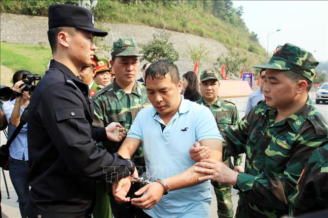 Trong ảnh: Đối tượng bị truy nã Lương Quý Xuân được trao trả cho phía Công an Trung Quốc, ngày 22/3. Ảnh: Ngọc Tùng – TTXVN
