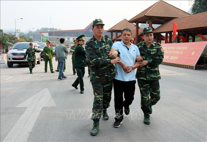 Trong ảnh: Đối tượng bị truy nã Lương Quý Xuân được trao trả cho phía Công an Trung Quốc, ngày 22/3. Ảnh: Ngọc Tùng – TTXVN
