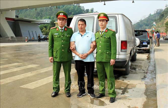 Trong ảnh: Đối tượng bị truy nã Lương Quý Xuân được trao trả cho phía Công an Trung Quốc, ngày 22/3. Ảnh: Ngọc Tùng – TTXVN

