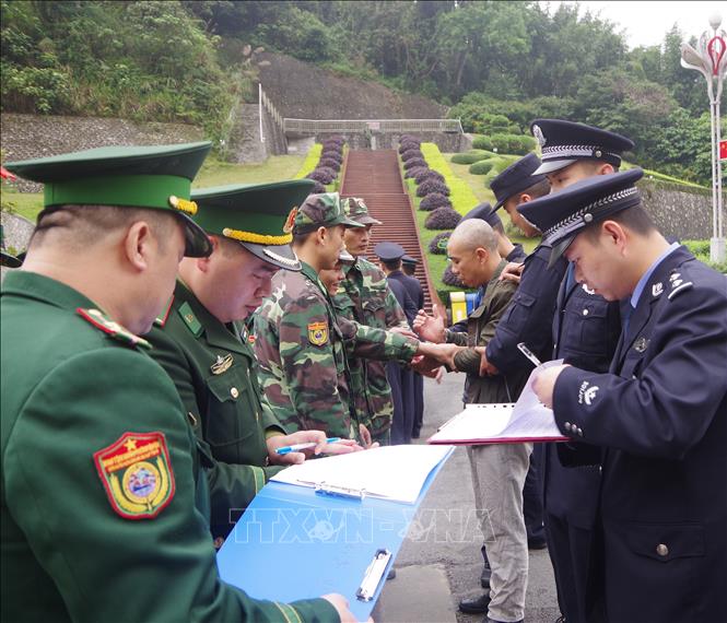 Trong ảnh: Lực lượng chức năng Việt Nam tiếp nhận đối tượng bị truy nã Trịnh Đức Thọ do phía Công an Trung Quốc trao trả. Ảnh: Ngọc Tùng – TTXVN