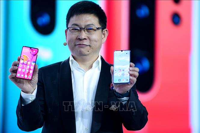 Trong ảnh: Giám đốc điều hành Huawei Richard Yu giới thiệu điện thoại P30 và P30 Pro tại Paris, Pháp, ngày 26/3/2019. Ảnh: AFP/ TTXVN 