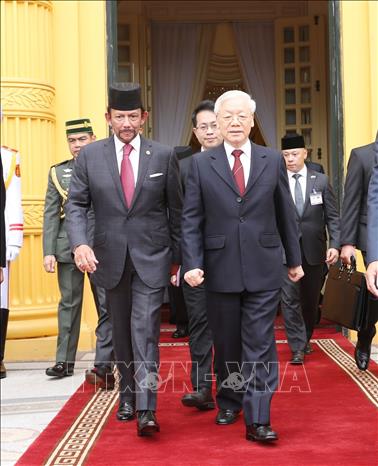 Trong ảnh: Tổng Bí thư, Chủ tịch nước Nguyễn Phú Trọng tiễn Quốc vương Brunei Darussalam Sultan Haji Hassanal Bolkiah. Ảnh: Trí Dũng – TTXVN