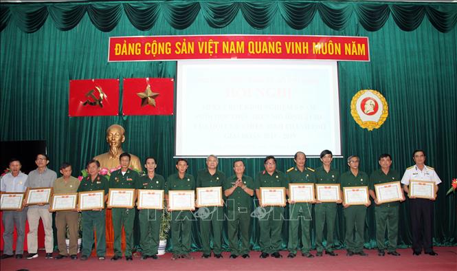 Trong ảnh: Tuyên dương và tặng Bằng khen cho các tập thể, cá nhân có thành tích trong phối hợp thực hiện mô hình 