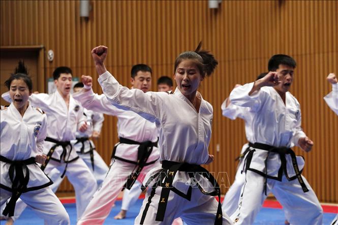 Trong ảnh: Đội Taekwondo của Triều Tiên  biểu diễn tại Thế vận hội mùa đông PyeongChang ở Hàn Quốc ngày 12/2/2018. Ảnh: AFP/TTXVN