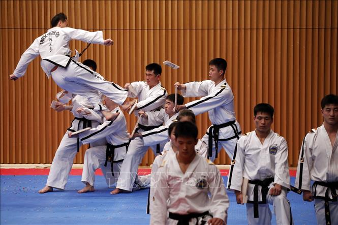 Trong ảnh: Đội Taekwondo của Triều Tiên  biểu diễn tại Thế vận hội mùa đông PyeongChang ở Hàn Quốc ngày 12/2/2018. Ảnh: AFP/TTXVN
