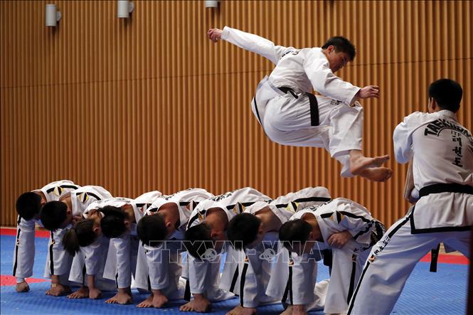 Trong ảnh: Đội Taekwondo của Triều Tiên  biểu diễn tại Thế vận hội mùa đông PyeongChang ở Hàn Quốc ngày 12/2/2018. Ảnh: AFP/TTXVN