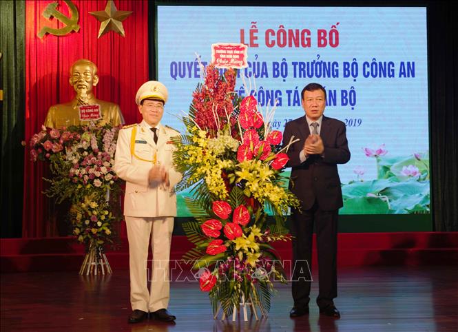 Trong ảnh: Đồng chí Đoàn Hồng Phong, Ủy viên Trung ương Đảng, Bí thư Tỉnh ủy Nam Định tặng hoa chúc mừng Đại tá, Phó Giáo sư, Tiến sỹ Phạm Văn Long. Ảnh: TTXVN phát