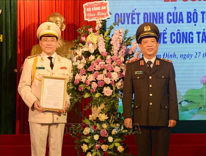Trong ảnh: Trung tướng Nguyễn Văn Sơn, Thứ trưởng Bộ Công an trao quyết định bổ nhiệm Giám đốc Công an tỉnh Nam Định cho đồng chí Đại tá, Phó Giáo sư, Tiến sỹ Phạm Văn Long (bên trái). Ảnh: TTXVN phát