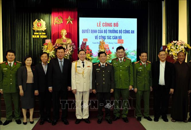 Trong ảnh: Lãnh đạo Bộ Công an và tỉnh Nam Định chúc mừng Đại tá Phạm Văn Long, tân Giám đốc Công an tỉnh Nam Định. Ảnh: Văn Đạt - TTXVN

