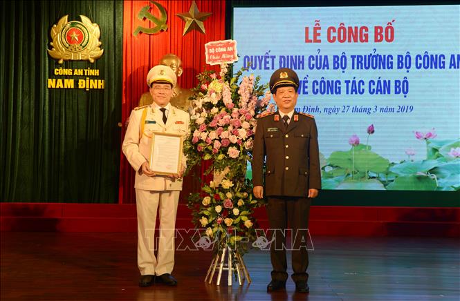 Trong ảnh: Trung tướng Nguyễn Văn Sơn, Thứ trưởng Bộ Công an trao quyết định bổ nhiệm Giám đốc Công an tỉnh Nam Định và tặng hoa chúc mừng Đại tá Phạm Văn Long. Ảnh: Văn Đạt - TTXVN