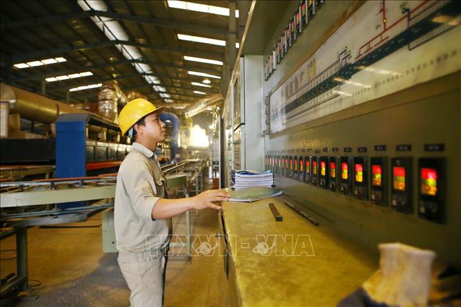 Trong ảnh: Nhân viên kỹ thuật kiểm tra hoạt động dây chuyền sản xuất của Nhà máy sản xuất gạch ngói cao cấp Đông Triều (Công ty cổ phần Gốm Đất Việt). Ảnh: Minh Quyết - TTXVN