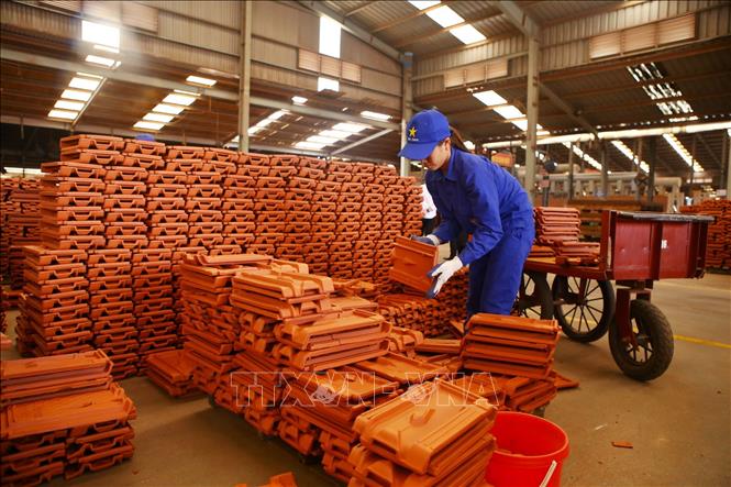 Trong ảnh: Hoạt động sản xuất tại Nhà máy sản xuất gạch ngói cao cấp Đông Triều (Công ty cổ phần Gốm Đất Việt). Ảnh: Minh Quyết – TTXVN