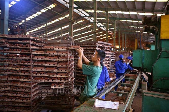 Trong ảnh: Hoạt động sản xuất tại Nhà máy sản xuất gạch ngói cao cấp Đông Triều (Công ty cổ phần Gốm Đất Việt). Ảnh: Minh Quyết – TTXVN