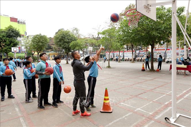 Trong ảnh: Giáo viên dạy giỏi Đào Thịnh Quang, Trường THCS Ngô Quyền (Hà Nội) hướng dẫn các học sinh của lớp 6E học bóng rổ trong tiết Thể dục. Ảnh: Anh Tuấn – TTXVN