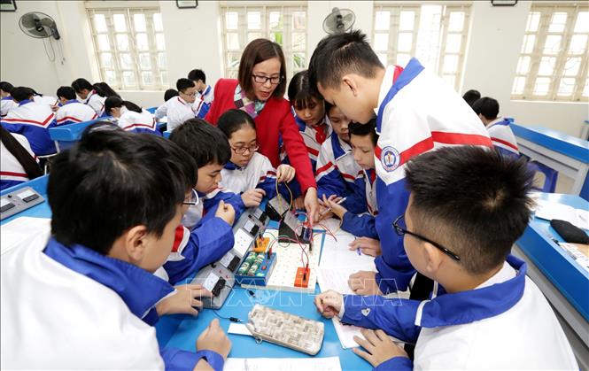 Trong ảnh: Giáo viên dạy giỏi Trần Thị Thu Huệ, Trường THCS Ngô Quyền (Hà Nội) hướng dẫn học sinh lớp 7B của Trường môn học Vật lý. Ảnh: Anh Tuấn – TTXVN