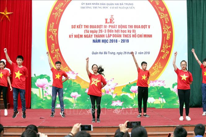 Trong ảnh: Các tiết mục văn nghệ do các em học sinh lớp 7 của Trường biểu diễn tại buổi sinh hoạt dưới cờ sáng Thứ 2 của học sinh và giáo viên Trường THCS Ngô Quyền (Hà Nội). Ảnh: Anh Tuấn – TTXVN
