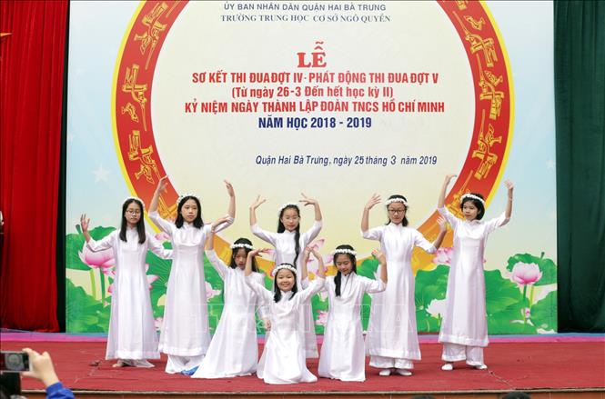 Trong ảnh: Các tiết mục văn nghệ do các em học sinh lớp 7 của Trường biểu diễn tại buổi sinh hoạt dưới cờ sáng Thứ 2 của học sinh và giáo viên Trường THCS Ngô Quyền (Hà Nội). Ảnh: Anh Tuấn – TTXVN