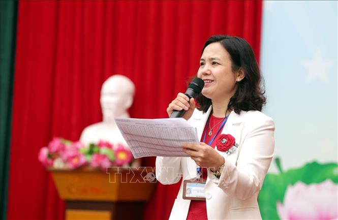 Trong ảnh: Nhà giáo ưu tú Nguyễn Thị Tuyết Minh, Hiệu trưởng Trường THCS Ngô Quyền (Hà Nội) sơ kết kiểm tra giữa học kỳ  3 môn: Văn, Toán, Anh tại buổi sinh hoạt dưới cờ sáng Thứ 2 của Trường THCS Ngô Quyền (Hà Nội). Ảnh: Anh Tuấn – TTXVN