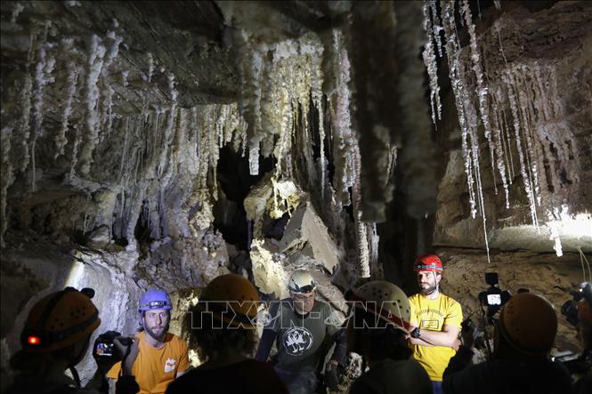 Trong ảnh: Các nhà thám hiểm bên trong hang động muối Malham ở núi Sodom, Israel, ngày 27/3/2019. Ảnh: AFP/ TTXVN