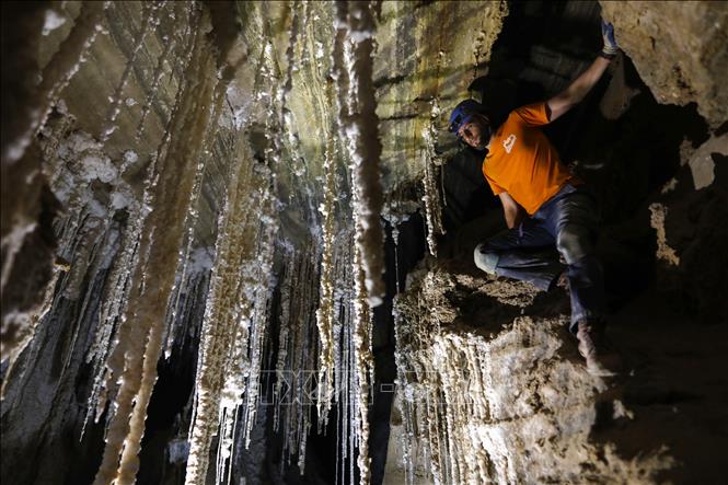 Trong ảnh: Quang cảnh bên trong hang động muối Malham ở núi Sodom, Israel, ngày 27/3/2019. Ảnh: AFP/ TTXVN