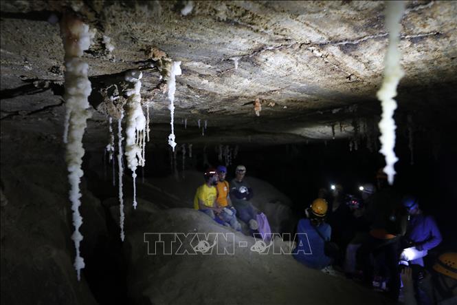 Trong ảnh: Các nhà thám hiểm bên trong hang động muối Malham ở núi Sodom, Israel, ngày 27/3/2019. Ảnh: AFP/ TTXVN