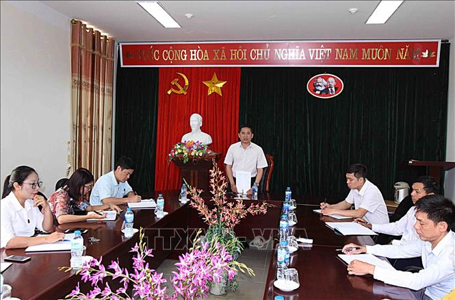 Trong ảnh: Bí thư Chi bộ, Phó Chủ tịch HĐND huyện Tân Uyên, Trần Khúc Dương phát biểu tại buổi họp của Chi bộ Văn phòng HĐND - UBND huyện Tân Uyên. Ảnh: Quý Trung – TTXVN
