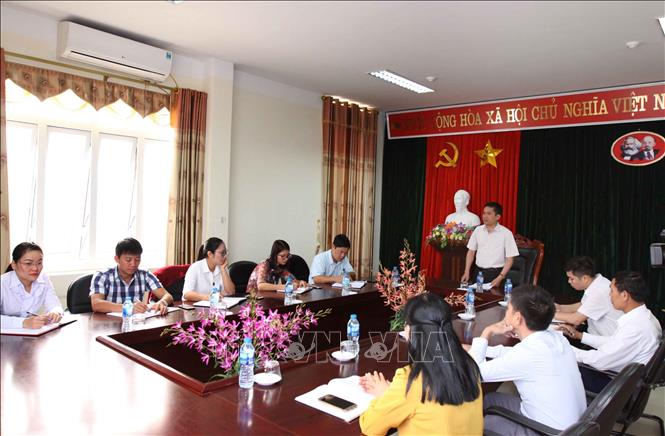 Trong ảnh: Một buổi họp Chi bộ đảng Văn phòng huyện Tân Uyên (Lai Châu), đơn vị 10 năm liền đạt danh hiệu trong sạch vững mạnh, đơn vị duy nhất của tỉnh Lai Châu nhận cờ thi đua. Ảnh: Quý Trung – TTXVN
